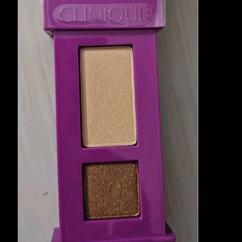 Clinique Dual-Tone Eyeshadow in “01 LIKE MINK” New